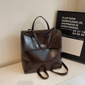 Mochila retro de cuero brillante marrón oscuro con cierre giratorio plateado para mujer - Bolso Individual / café