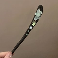 Forcina per capelli in legno con intaglio di fiori verde chiaro e perle bianche - Ramo Floreale