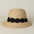 Dettaglio cappello di paglia rafia con fascia decorativa a fiori di rose nere all'uncinetto - Nero
