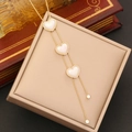 Elegante goldene Halskette mit drei Herzanhängern und Perlenakzenten auf einer Box - 1# Halskette