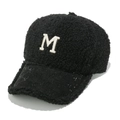Dettaglio del cappello da baseball nero in pile con ricamo M e visiera strutturata - M (56-58cm) / Nero