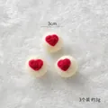 Set de 3 bolas de fieltro de lana blanca de 3cm con corazones rojos para árbol de Navidad - Blanco con Corazón Rojo
