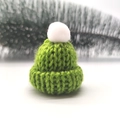 Grüne Mini-Strickmütze mit weißem Bommel für weihnachtliche DIY-Puppen-Dekorationen - Weißer Pompon / Herbstgrün (Klein)