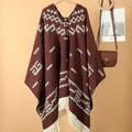 Dunkelbrauner Strickponcho im Western-Stil mit beigen geometrischen Mustern und Fransen - Cowboy Kaffee