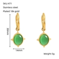 Detalle de aros de acero inoxidable bañados en oro 18k con colgantes de ojo de gato verde - Estilo de Piedra de Ojo de Gato Verde Dorado (ZE47G)