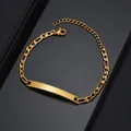 Nahaufnahme des polierten Gold-Figaro-ID-Armbands mit verstellbarem Verschluss auf schwarzem Grund - Figarokette / Gold