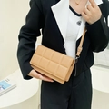 Bolso bandolera beige con relieve de cuadros y correa ajustable puesto en modelo - Caqui