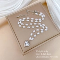 Detalle de collar de perlas trébol con colgante de corazón plateado y medidas - Acero de titanio / Plateado