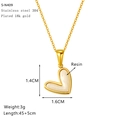 Vista dettagliata del ciondolo a cuore in oro 18K con specifiche in acciaio inox - Stile Cuore Nero Semplice (S-N409)