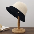 Dettaglio cappello a secchiello in maglia con tesa in peluche nero e logo JS oro - 56-58cm / Parte Superiore Bianca Tesa Nera