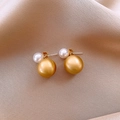 Dettaglio di orecchini vintage con sfera dorata opaca e perla su tessuto di seta - Stile a doppia sfera in oro spazzolato (Perno in Argento Sterling 925) / Oro