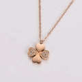 Detalle del colgante de trébol de cuatro hojas en oro rosa con diamantes de imitación - Oro rosa