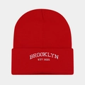 Détail de la broderie Brooklyn blanche sur un bonnet en maille côtelée rouge - Rouge