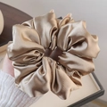 Elegante gouden satijnen scrunchie in de hand, oversized zijden haaraccessoire - 6#Licht Koffie