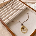 Collana lunga con cordino marrone, anelli dorati a strati e perline marroni in portagioie - Collana in corda cerata in occhio di tigre tondo dorato - circonferenza circa 80 cm