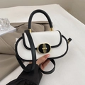 Bolso de mano pequeño en blanco y negro con cierre ovalado dorado y correa de hombro - Blanco