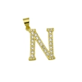 Vue macro du pendentif lettre N plaqué or avec incrustation de zircons étincelants - Lettre N (Pendentif uniquement)