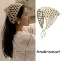 Bandeau en dentelle crochetée beige pour bébé fille avec motif floral de style vintage - Bandana en Maille Ajourée