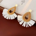 Detailaufnahme handgefertigter Bast-Ohrringe in Tropfenform mit weißen Tasseln - Rattan Quasten Stil / Stahlnadel - Kaffee