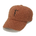 Dettaglio del cappellino in pile caramello con ricamo a croce 'faith' in filo nero - M(56-58cm) / Marrone