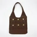 Detailansicht der dunkelbraunen Häkeltasche mit 3D-Blumenstickerei und grünen Blättern am Griff - Kaffeebraun