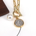 Vista de detalle de cadena dorada con medalla de San Benito y colgante de perla blanca - Plata Pequeño