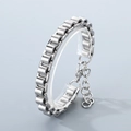 Dettaglio del bracciale a catena box in acciaio inossidabile con maglie e chiusura a moschettone - Catena Quadrata a Incastro Argento (KB205843-ZCG)