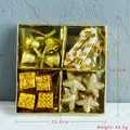 Set di ornamenti natalizi dorati con campane, bastoncini, regali e stelle in scatola - Oro Stile B