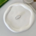Detalle de una pinza para el pelo blanca y ovalada con lunares de colores en un plato - Pinza de pico de pato ovalada de lunares / Blanco