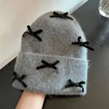 Berretto in maglia grigio in pelo di coniglio con fiocchi di velluto nero e bordo a rullo - Taglia unica / Grigio scuro