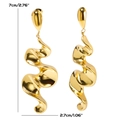 Detalle de pendientes en espiral dorados con medidas de 7cm de alto y 2,7cm de ancho - Pendientes Streamer de Nota Musical Dorados