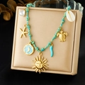 Collar tejido a mano con colgantes dorados de sol, luna y estrella de mar en estuche - Estilo Tejido de Múltiples Colgantes de Elementos Oceánicos (N3799)