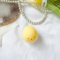 Détail d'un support de téléphone poussin jaune mignon sur un fond de style INS élégant - Gros Poulet