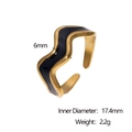 Details des gewellten 18k vergoldeten Rings mit schwarzer Emaille, 6mm Breite und Maßen - Schwarz