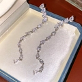 Detailansicht der silbernen Quastenohrringe mit Tropfen-Zirkonia in blauer Box - Silber (Silberstift)