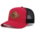 Dettaglio cappellino da pesca rosso e nero con rete traspirante e patch ricamata pesce spada - Borgogna