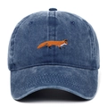 Gros plan sur la broderie renard orange de la casquette en denim bleu foncé délavé - Bleu marine