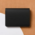 Cartera pequeña de cuero negro granulado con costuras finas y diseño minimalista delgado - Negro