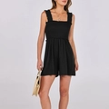 Détail d'un combishort noir avec bustier smocké et bretelles larges ornées de volants doux - S / Combinaison Smockée Col Carré / Noir