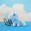 Nahaufnahme eines blauen Einhorn-Plüschtiers mit silbernem Horn und hellblauer Schleife - Blau / 12cm