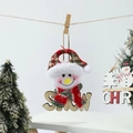 Dettaglio di un pupazzo di neve in legno con scritta SNOW e cappello natalizio scozzese - Pupazzo di Neve (SNOW)