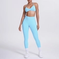 Dettaglio del reggiseno sportivo azzurro con scollo all'americana e leggings yoga a vita alta - Azzurro
