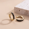 Goldene Huggie-Ohrringe mit mikroversetzten schwarzen Zirkonia im Vintage-Stil - Schwarz