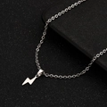 Collier minimaliste en acier inoxydable avec pendentif éclair sur surface texturée - Argenté