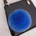Détail d'un pompon en fourrure de renard bleu vif sur un sac à main en cuir noir - Style Bouton Pression 14CM / Bleu royal