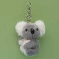 Porte-clés koala en peluche gris et blanc avec crochet en métal sur fond vert - Avec Chaîne Perle / Gris