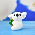 Nahaufnahme eines süßen weißen Koala-Plüsch-Anhängers mit einem grünen Blatt-Dekor - Weiß / 10cm