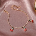 Elegante bracciale con ciliegie dorate, frutti in cristallo rosso e ciondoli a foglia - Bracciale Ciliegia in Strass con Catena Sottile Oro (S400)