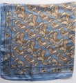 Carré de soie bleu ciel avec des motifs cachemire marron détaillés et élégants - Paisley Bleu Clair