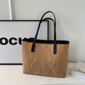 Grande borsa tote minimalista marrone con trama stropicciata e sottili manici neri eleganti - Borsa Singola / Marrone